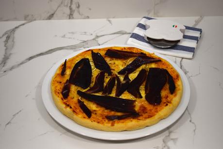 Pizza de quesos y jamón de pato Pizza de quesos y jamón de pato