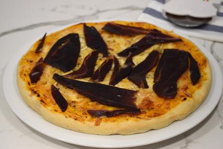 Pizza de quesos y jamón de pato Pizza de quesos y jamón de pato