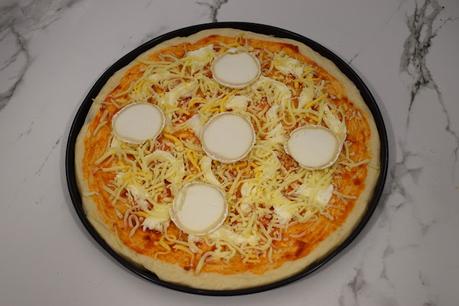 Pizza de quesos y jamón de pato