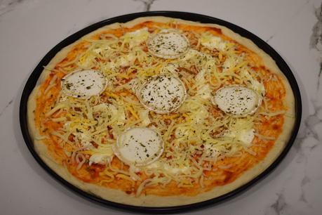 Pizza de quesos y jamón de pato Pizza de quesos y jamón de pato