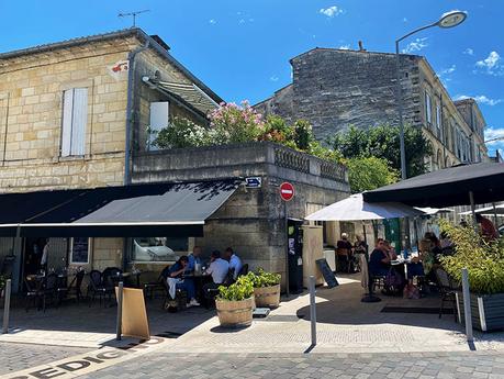 El día de verano perfecto en Libourne La terraza exterior de Chez Rémi en Libourne