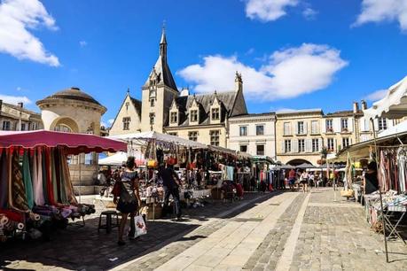 El día de verano perfecto en Libourne Puestos de mercado instalados en la Place Abel Surchamp en Libourne, Francia