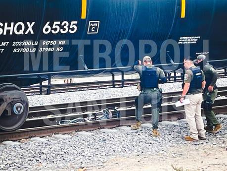 Tren atropella a persona de la tercera edad en el cruce de la calle Frank Zarat