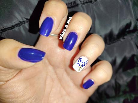 Diseño de uñas morado con cruz, ideal para Semana Santa