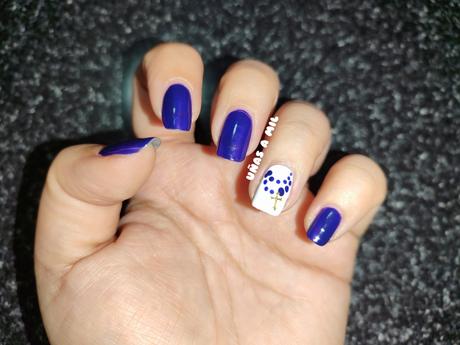 Diseño de uñas morado con cruz, ideal para Semana Santa