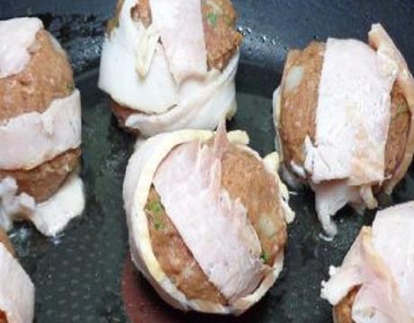 Albóndigas envueltas en tocino al horno