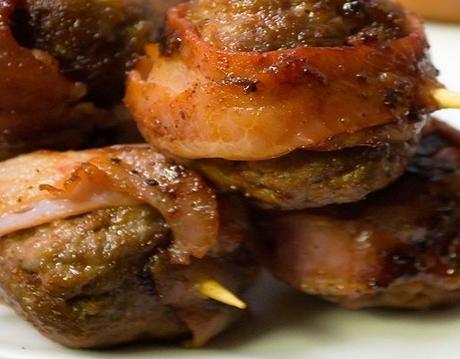 Albóndigas envueltas en tocino al horno