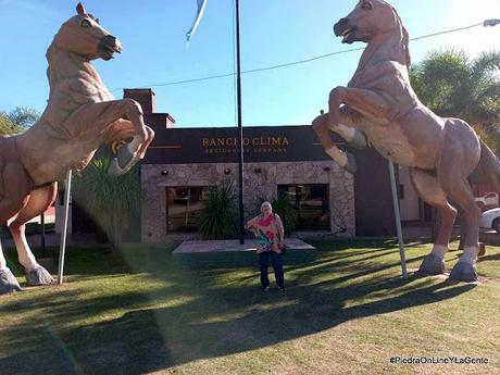 Disfrutan la vida lejos de Piedra del Águila