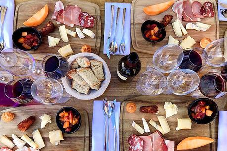 Descubra la margen derecha de Burdeos con el Passeport Rive Droite Cuatro amigos disfrutando del plato degustación en Le Bis by Baud et Millet con cinco quesos, melón, embutidos y ensalada de tomate