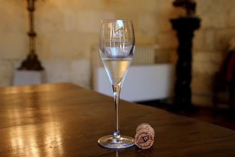 Una copa de Les Cordliers blanco AOC Crémant de Bordeaux