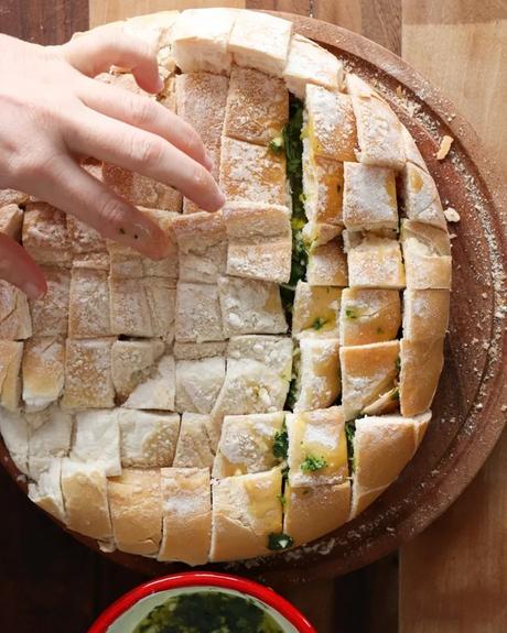 pan cortado con aceite y ajo