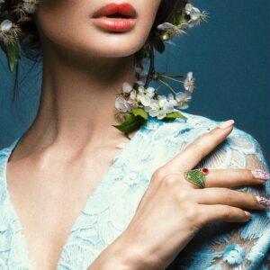 modelo con anillo de lujo tipo hoja de oro