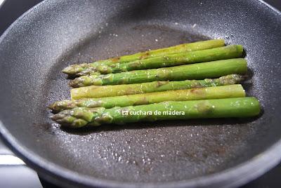 ROLLO DE QUESO Y ESPARRAGOS VERDES ROLLO DE QUESO Y ESPARRAGOS VERDES
