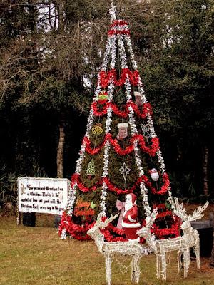 Monumento a la navidad en Christmas con el árbol decorado perennemente