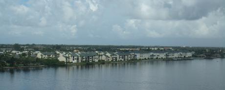 Viviendas a orillas del río