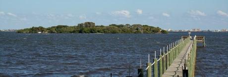 Vista del Banana River con las Barrier Islands de fondo. A la izquierda, una de las Spoil Islands