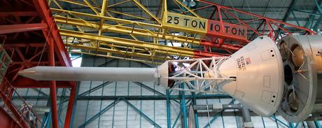 Cápsula montada en un cohete Saturn V