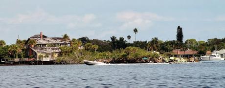 Stoney Point. A la izquierda se ve la mansión abandonada. A la derecha los restos del dragón verde