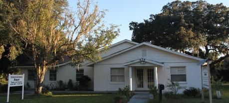 Iglesia en la Maytown Road en la villa de Osteen