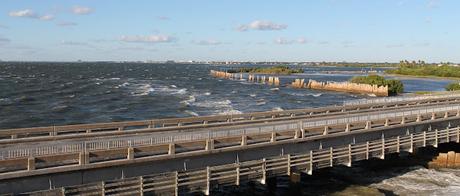 Old Tampa Bay y el viejo Gandy Bridge abandonado
