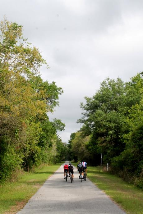 Ciclistas en el sendero Ciclistas en el sendero