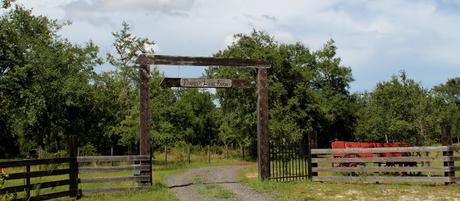 Entrada a un rancho Entrada a un rancho