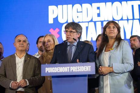 Puigdemont abre contactos con ERC y anuncia su intención de presentarse a la investidura