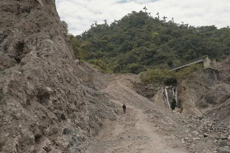 Recorrido a pie del socavón formado en consecuencia del proceso de erosión regresiva en el valle del río Coca. Provincia de Napo, septiembre 2022, Josué Araujo.