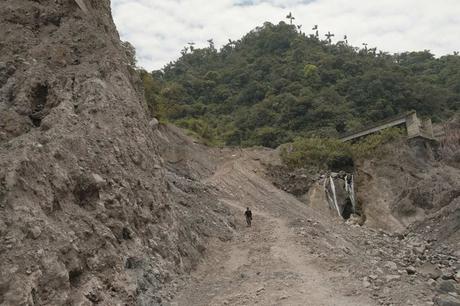 Recorrido a pie del socavón formado en consecuencia del proceso de erosión regresiva en el valle del río Coca. Provincia de Napo, septiembre 2022, Josué Araujo.
