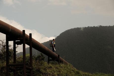 Ernesto Morales, pastor de la comunidad de Santa Rosa, nos lleva a caminar por las orillas del río Quijos. Provincia de Napo, 2024