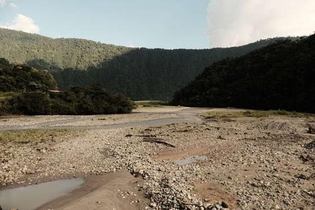 Identificación de una serie de islas de arena y piedras que además tienen vegetación en crecimiento como refirió el informe de la Escuela Politécnica Nacional de octubre de 2022 sobre afectaciones a los ríos Quijos y Salado. El Chaco, provincia de Napo, 2024