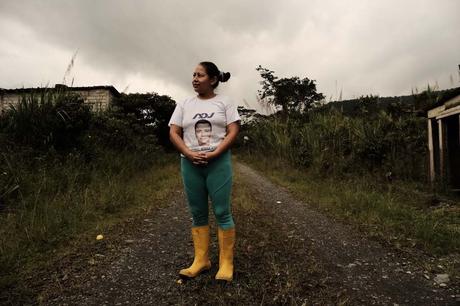 Karina Farinango de 32 años, residente de San Luis. La vivienda de su familia se encuentra a escasos 60 metros del avance del socavón que colapsó la vía Quito-Lago Agrio.
