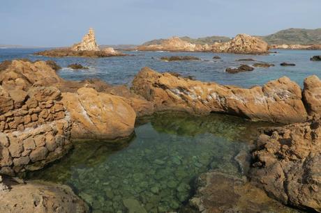 Descubriendo Cala Pregonda en Menorca, la insólita cala roja del norte