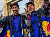 Paracaidistas logran récord mundial atravesar Tower Bridge Londres «traje ardilla»