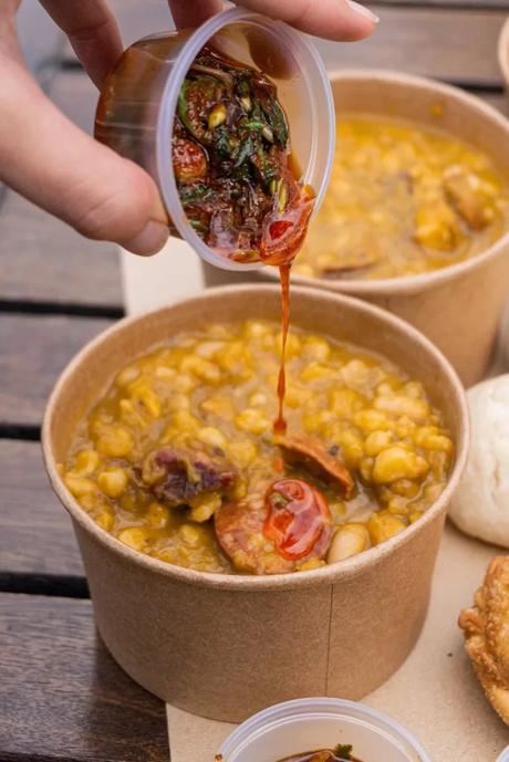 Locro del 25 de Mayo en Ribs al Río locro carne ahumada