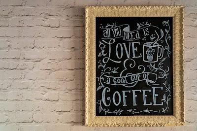 Marco en el que se lee en inglés: Todo lo que necesitas es café y una buena taza de café