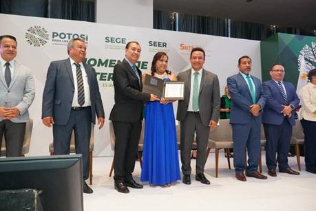 Poder Ejecutivo de San Luis Potosí rinde homenaje al magisterio en su día