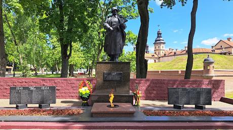 LOS CASTILLOS DE MIR Y NIASVIZN LOS CASTILLOS DE MIR Y NIASVIZN