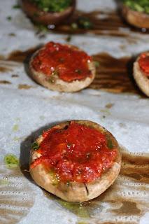 APERITIVO FÁCIL DE CHAMPIÑONES {CON SOBRASADA, QUESO, PEREJIL Y AJO}