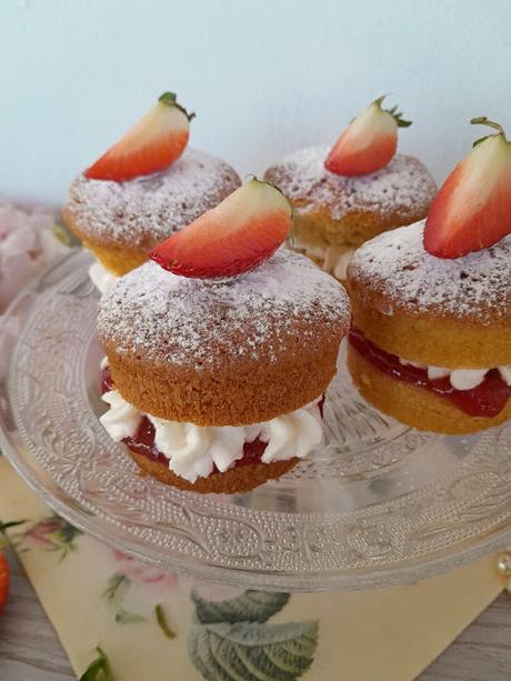Mi Desayuno Con Diamantes: Cornetti Italianos y Mini Victoria Sponge Cakes