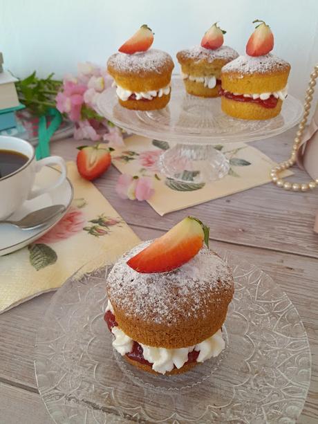Mi Desayuno Con Diamantes: Cornetti Italianos y Mini Victoria Sponge Cakes