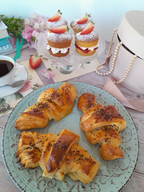 Mi Desayuno Con Diamantes: Cornetti Italianos y Mini Victoria Sponge Cakes