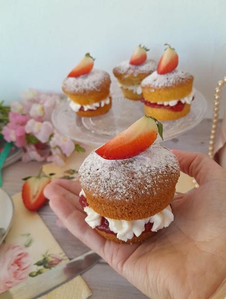 Mi Desayuno Con Diamantes: Cornetti Italianos y Mini Victoria Sponge Cakes