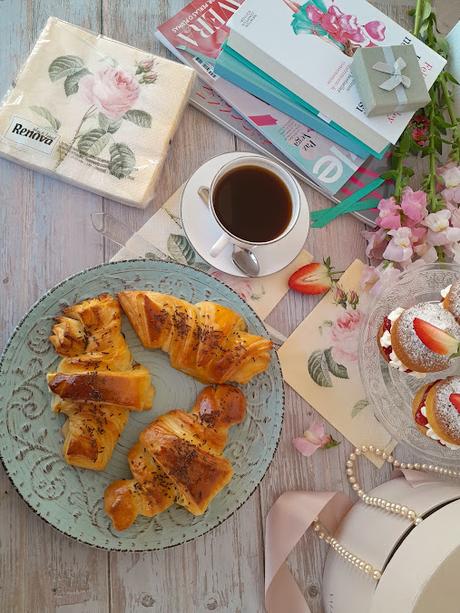 Mi Desayuno Con Diamantes: Cornetti Italianos y Mini Victoria Sponge Cakes