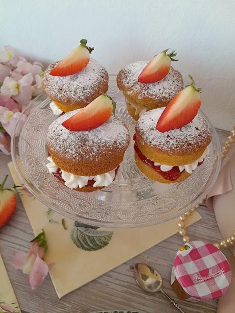 Mi Desayuno Con Diamantes: Cornetti Italianos y Mini Victoria Sponge Cakes
