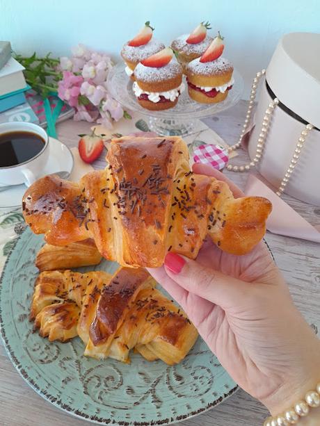 Mi Desayuno Con Diamantes: Cornetti Italianos y Mini Victoria Sponge Cakes