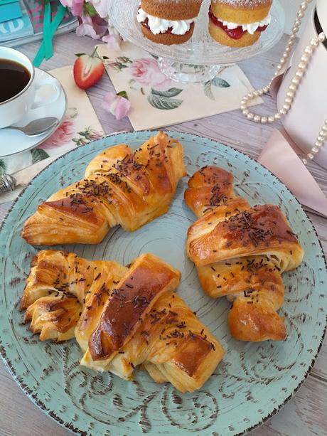 Mi Desayuno Con Diamantes: Cornetti Italianos y Mini Victoria Sponge Cakes