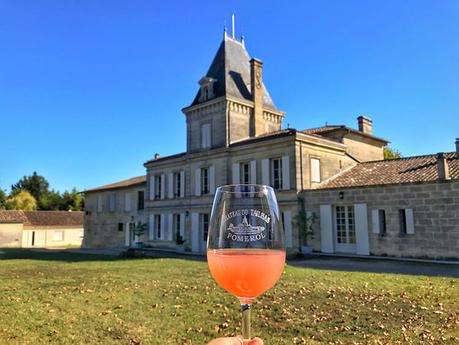 Un vaso de jugo de uva Merlot recién triturado es del color del jugo de sandía en Chateau du Tailhas en Pomerol