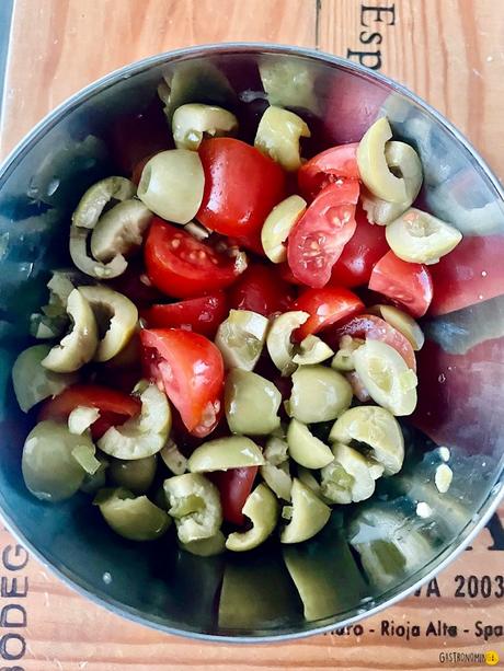 Bruschetta mediterránea con feta y tomate