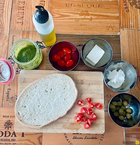 Bruschetta mediterránea con feta y tomate